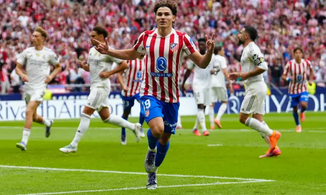 La Araña Julián Alvarez hace su festejo de Spiderman para celebrar su golazo de tiro libre contra el Real Madrid.
