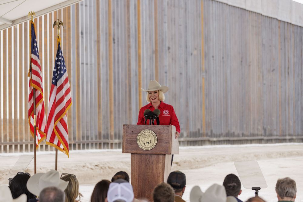 La comisionada de Tierras de Texas, Dawn Buckingham, dio una conferencia de prensa en el rancho adquirido en la frontera