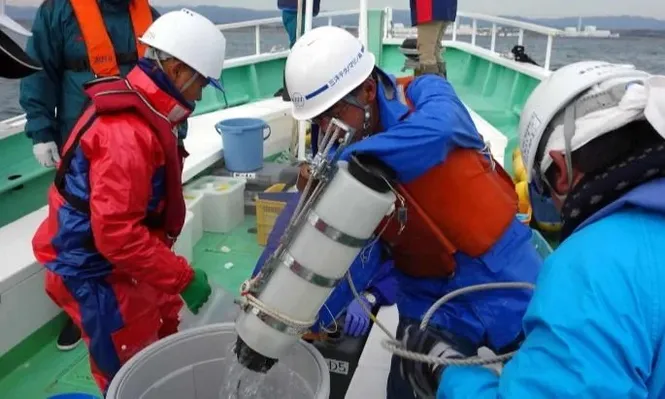 Técnicos de la IAEA toman muestras de agua en la central nuclear de Fukushima