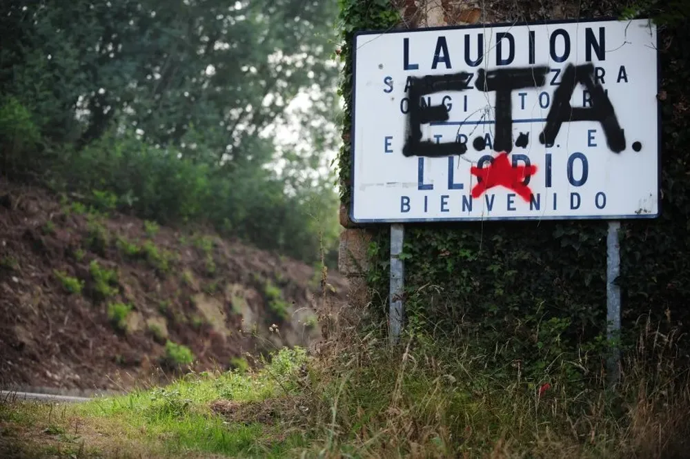 Un graffiti a favor del grupo armado vasco ETA cubre un letrero que da la bienvenida a los visitantes del pueblo vasco del norte de España, Llodio