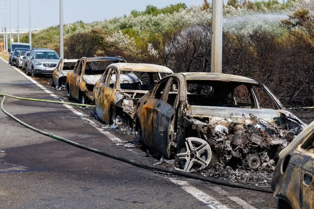 Autos quemados en las dunas de De Haan; costa de Bélgica