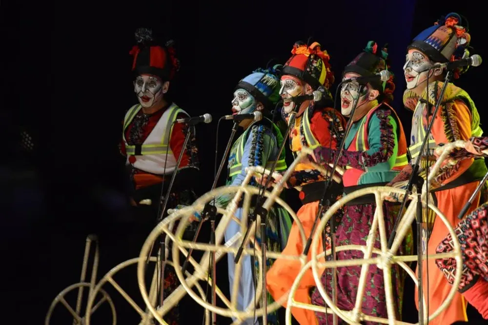 La murga La Gran Muñeca en su presentación en el Teatro de Verano.