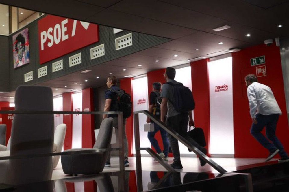 La UCO ingresa a la sede central del PSOE en la calle Ferraz.