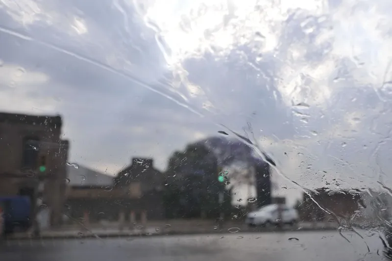 Inumet actualizó la doble alerta por tormentas: qué localidades están bajo advertencia naranja y amarilla