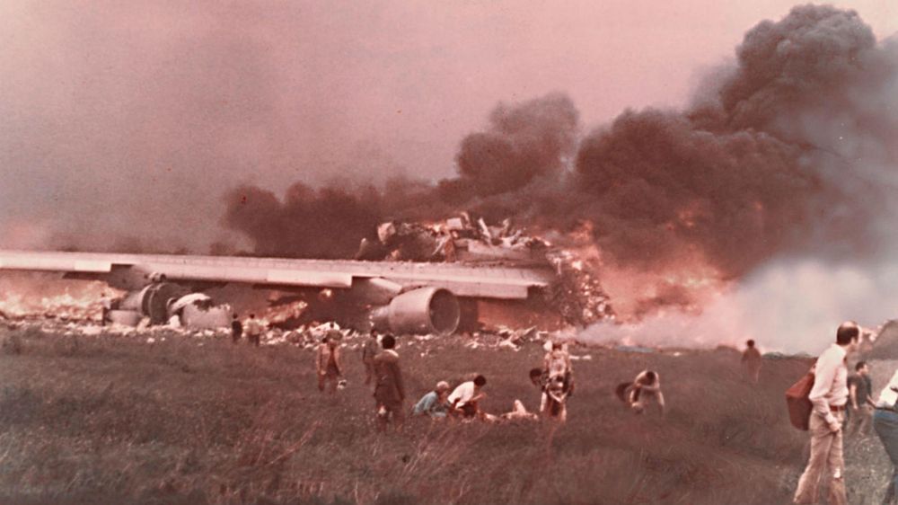 En 1977 un Boeing 747 Jumbo de Pan American se estrelló contra otro igual de la línea holandesa KLM en la pista del aeropuerto El Rodeo, isla de Tenerife, España, causando el mayor número de muertes registrado en la historia.&nbsp;