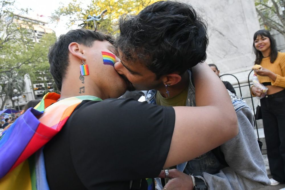Marcha de la diversidad 2024. Beso.jpeg