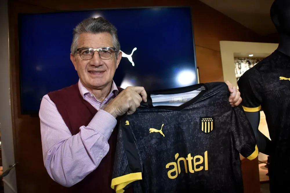 20180919%20presentacion%20camiseta%20peñarol%20foto%20Camilo%20dos%20Santos_2.webp