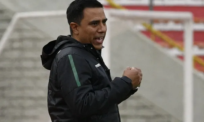 César Farías puso en duda su continuidad