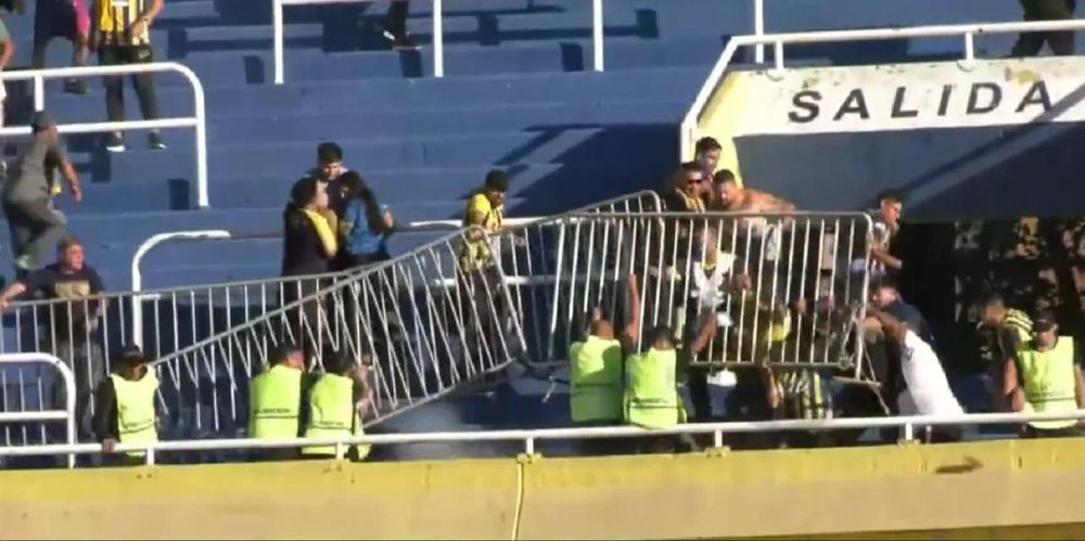 Incidentes en el partido que disputaron Rosario Central y Peñarol Incidentes en el partido que disputaron Rosario Central y Peñarol