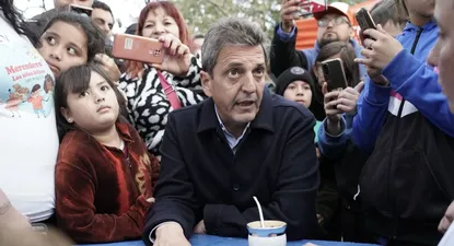 El candidato del peronismo estuvo en el conurbano bonaerense de campaña en la recta final antes de las PASO