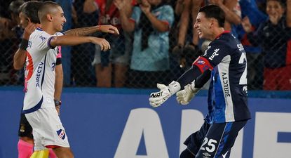 Luciano González, quien anotó el último penal para el triunfo de Nacional, se abraza con Ignacio Suárez, que atajó dos ante Deportivo Maldonado por la Copa de la Liga AUF