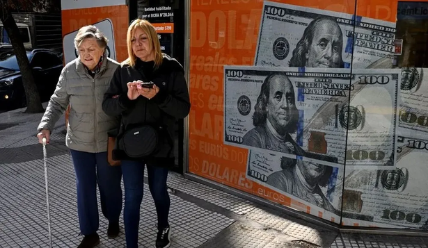 La encuesta reveló que quienes aprueban la gestión de Milei perciben la inseguridad y la corrupción como temas relevantes, mientras que los opositores se enfocan más en la pobreza y el desempleo.