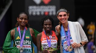 Tigst Assefa de Etiopía fue medalla de plata, Peres Jepchirchir de Kenia en el medio con el oro, y Julia Paternain de Uruguay con el bronce en la prueba de maratón femenina en el Mundial de atletismo de Tokio 2025
