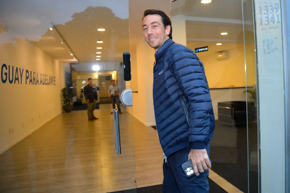 Sartori ingresando a la sede de Delgado