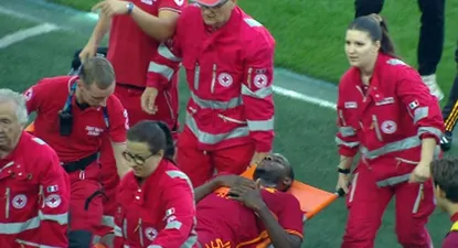 Evan Ndicka es llevado, con conciencia, por los camilleros, luego de lo que fue su desplome en la cancha en el partido Roma ante Udinese