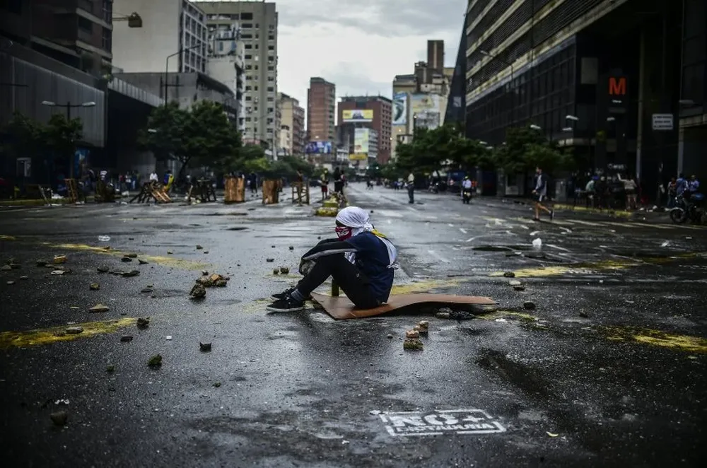 Un manifestante enmascarado durante las protestas en las calles venezolanas en julio de este año