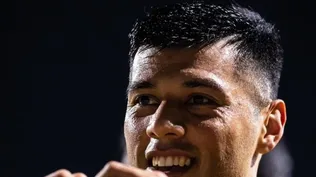 Leonardo Sequeira celebra uno de sus dos goles con Peñarol ante Racing