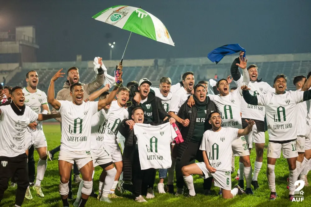 Los jugadores de La Luz celebran el ascenso a Primera división