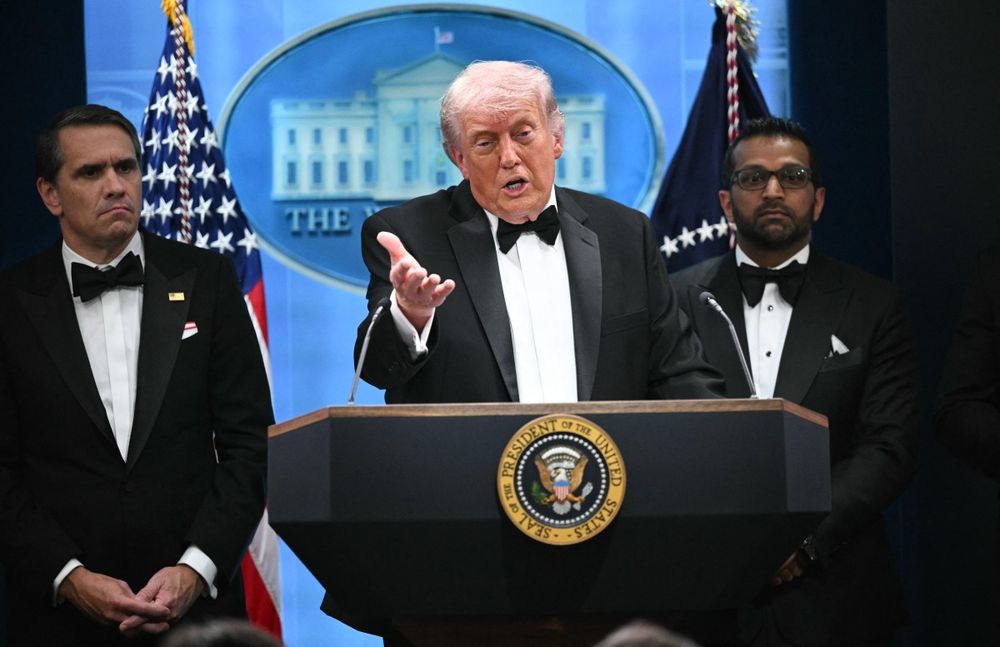 Trump, flanqueado por el director del FBI Kash Patel y el fiscal general, Todd Blanche, durante la conferencia de prensa en la Casa Blanca, poco después del tiroteo en la cena de corresponsales.