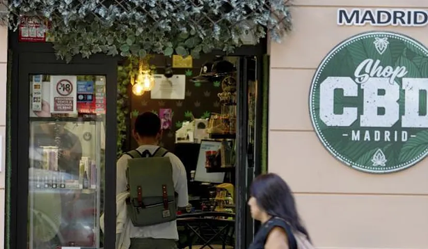 Habrá fuertes multas y sanciones para quienes vendan cannabinoides y vapeadores a menores de edad.