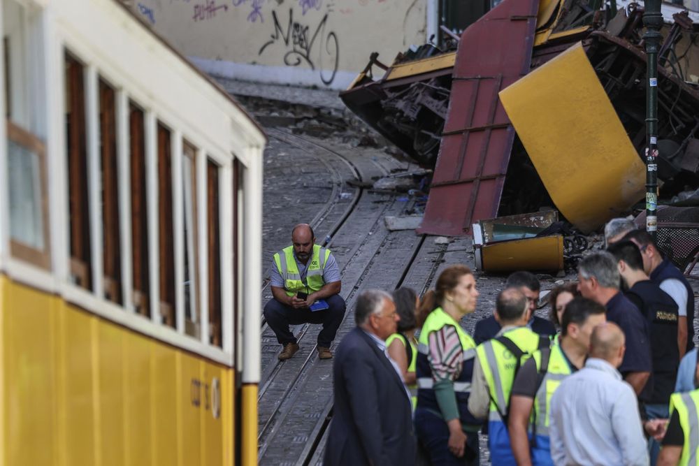 Imagen de rescatistas tras el accidente en el funicular de Lisboa. EFE