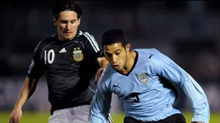Lionel Messi ante Walter Gargano en un partido entre Uruguay y Argentina