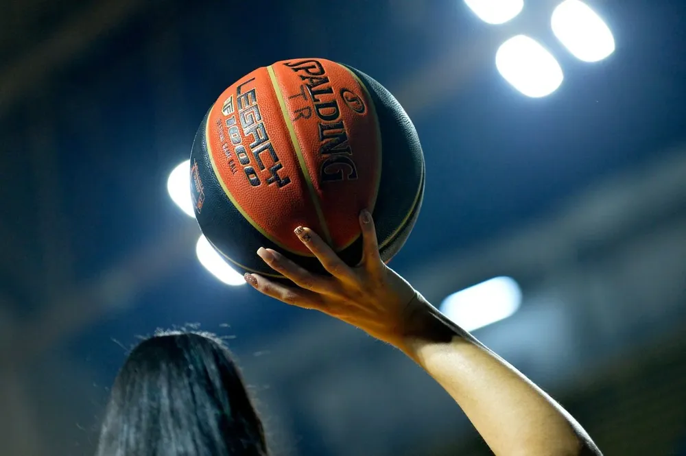 Pelota al aire y salto inicial para las finales