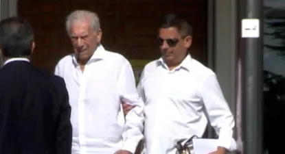 Vargas Llosa abandona la clínica de Madrid.