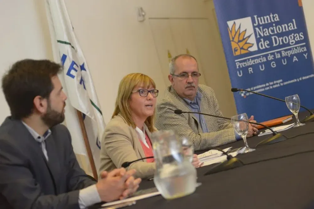 Diego Olivera, secretario general de la Junta Nacional de Drogas; Cristina Lustemberg, subsecretaria de Salud Pública; Hugo Rodríguez, prorrector de Extensión de la Universidad de la República