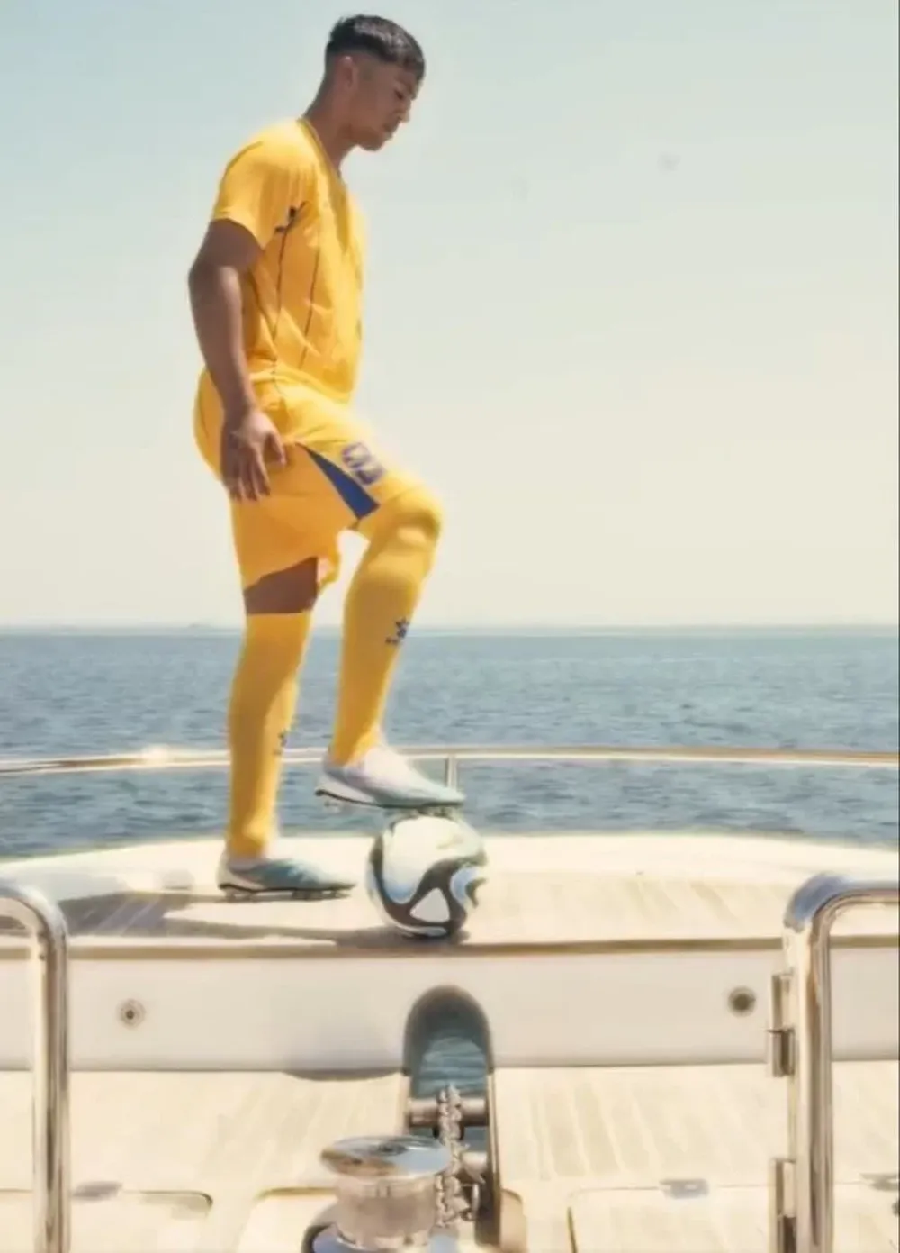 Fabricio Díaz con la camiseta de Al Gharafa y en medio del Golfo Pérsico