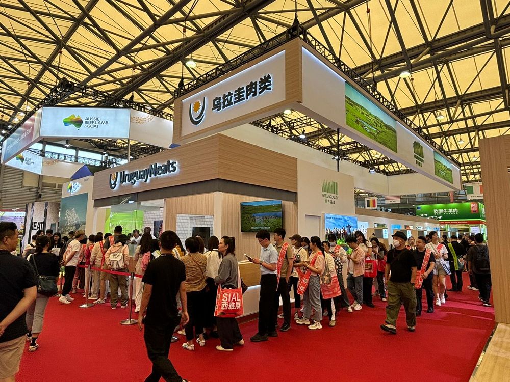 SIAL China: cola para degustar carnes uruguayas en el stand del INAC.