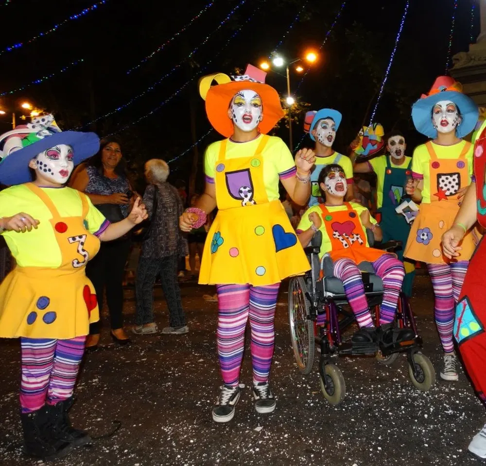 El desfile por la principal avenida comenzará mañana a la hora 20.30 en un espectáculo gratuito.