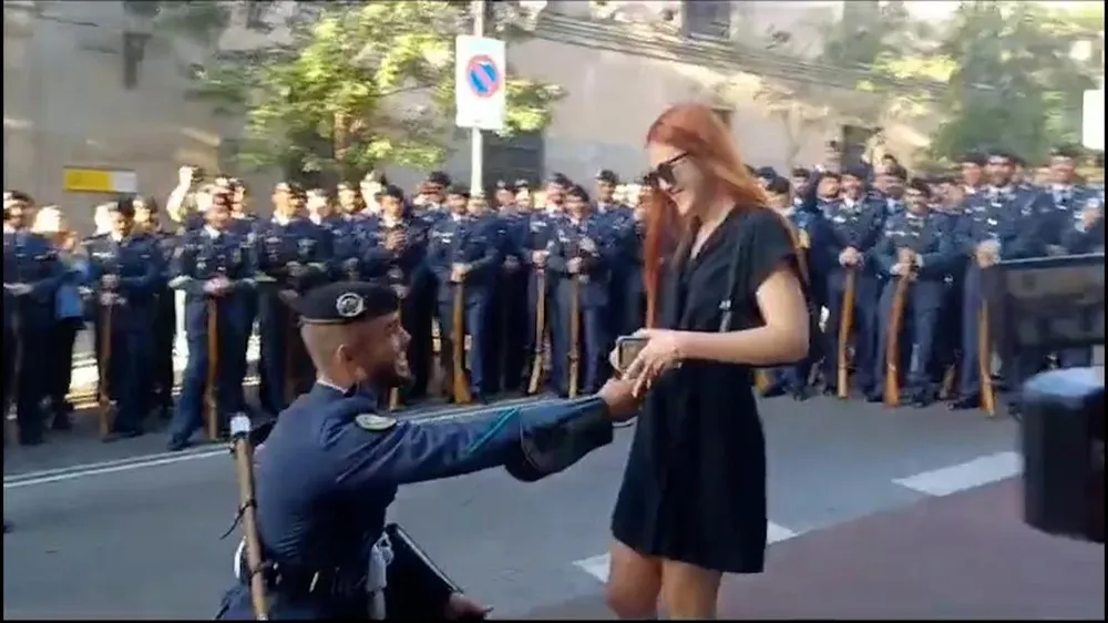 Momento romántico en el desfile del 12 de octubre