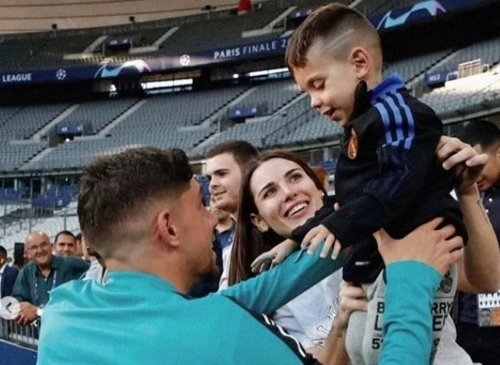 Federico Valverde y Mina Bonino con el hijo de ambos
