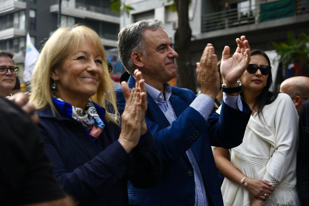 Yamandú Orsi y Carolina Cosse