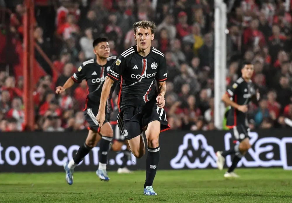 Facundo Colidio festeja uno de sus goles durante el partido que jugaron Instituto y River.