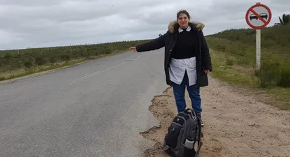 La maestra que cada día recorre 200 kilómetros haciendo dedo para dar clase a dos niños en medio del campo en Florida