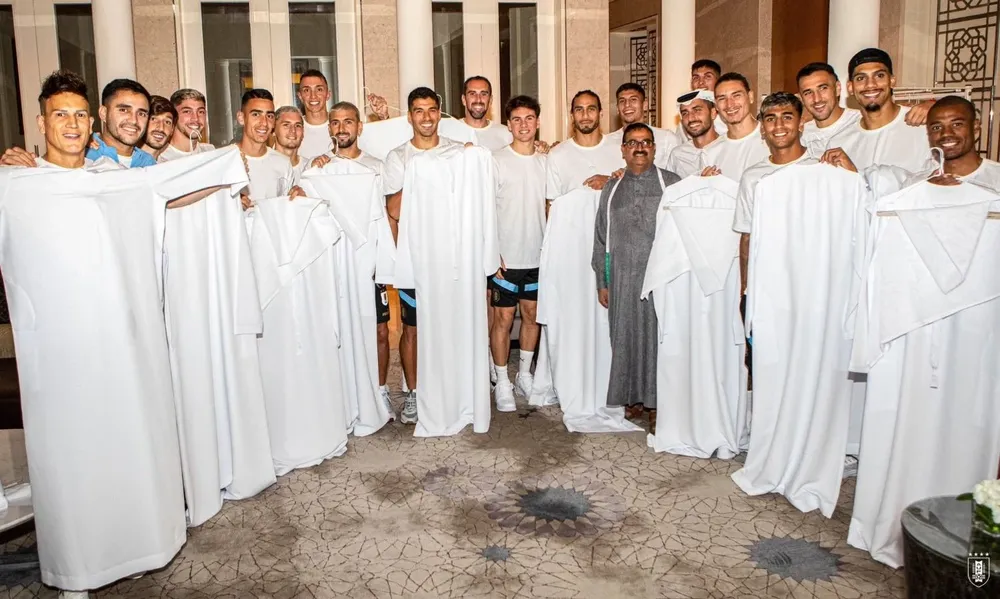 Los jugadores con la prenda típica de Medio Oriente