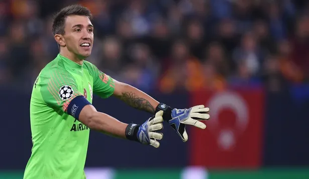 La alegría de Fernando Muslera tras una nueva e importante victoria de Galatasaray