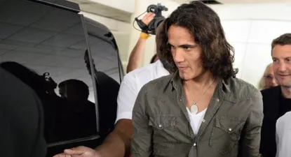 Edinson Cavani en su llegada a París