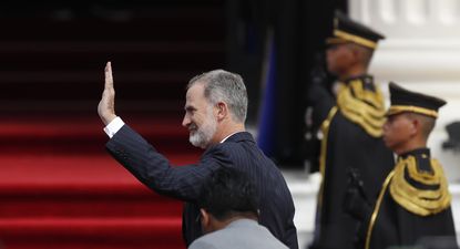 El rey Felipe VI saluda en la investidura del presidente de El Salvador, Nayib Bukele