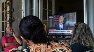 Familias militares, incluido un veterano posterior al 11 de septiembre que sirvió en Afganistán y la madre de un infante y marina que salió del aeropuerto la semana pasada se reúnen para ver el discurso de Biden anunciando que todas las tropas están fuera de servicio