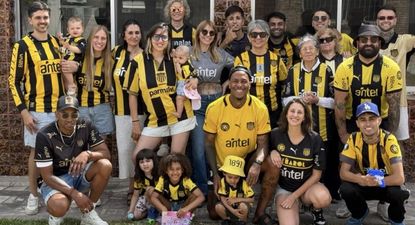 Abel Hernández subió una foto junto a su familia cercana con la camiseta de Peñarol&nbsp;