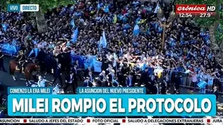 Milei sale del auto en el que iba a Casa Rosada y saluda a la población