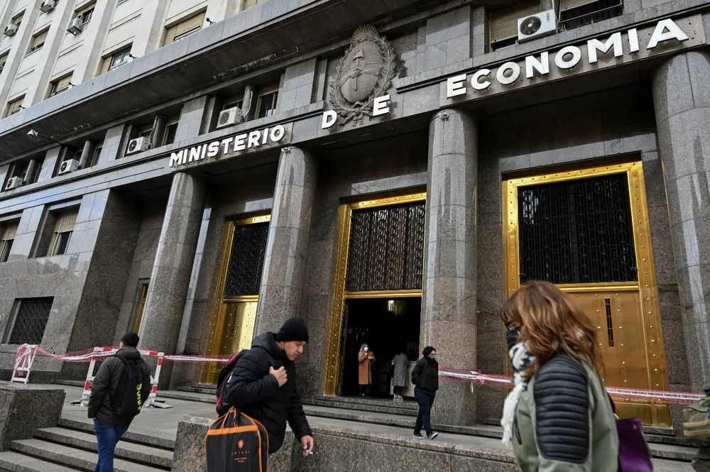 A 24 horas de que empiece a regir el DNU, el gobierno modificó el presupuesto