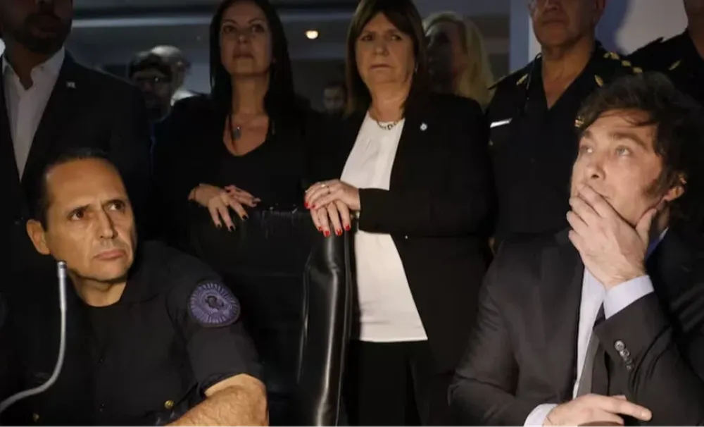 El presidente Milei y la ministra de Seguridad Patricia Bullrich monitoreando el primer operativo del protocolo antipiquetes