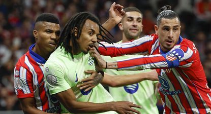 El defensa uruguayo del Atlético de Madrid José María Giménez (d) y el defensa francés del Barcelona Jules Koundé 