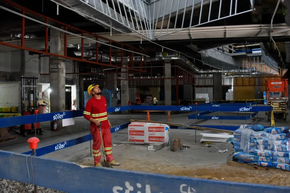 Trabajador en el interior de Punta Shopping.