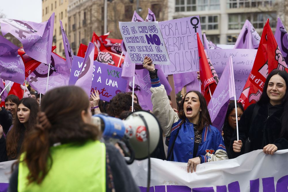 Centenares de estudiantes, convocados por el Sindicat d'Estudiants se han manifestado por el centro de Barcelona con motivo del Día Internacional de las Mujeres, 8M, bajo el lema: ¡Se ha acabado! ¡Nos queremos vivas! 