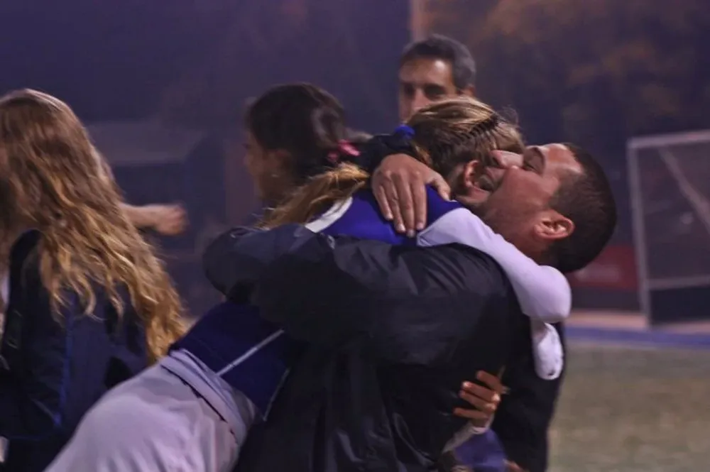 Abrazo con alma azul